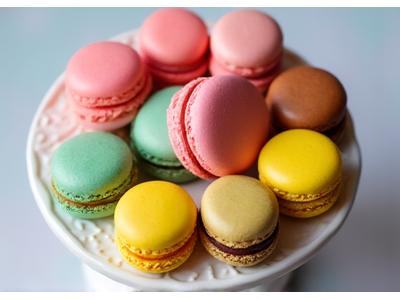 Assortiment de macarons colorés